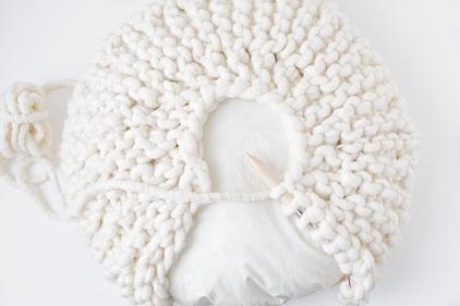 DIY Tutorial for a chunky knitted round pillow with short rows, Anleitung für gestricktes rundes Kissen mit verkürzten Reihen