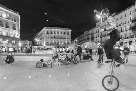 Einradfahrer an der nächtlichen Puerta del Sol in Madrid, 20.3.2016, Foto Robert B. Fishman