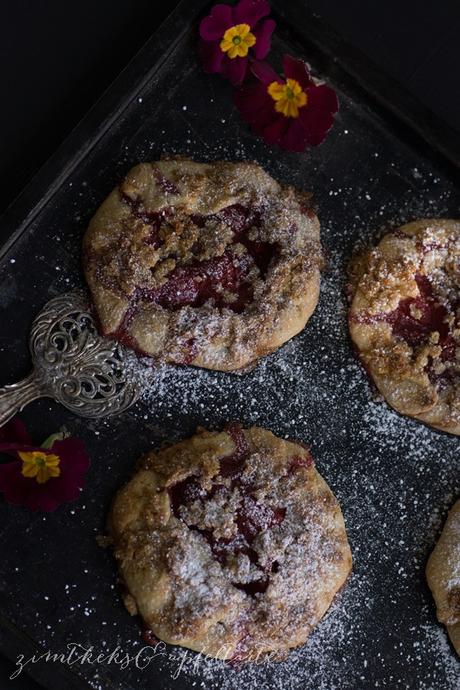 Erdbeer-Galettes mit Knuspertopping