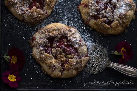 Erdbeer-Galettes mit Knuspertopping