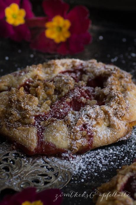 Erdbeer-Galettes mit Knuspertopping