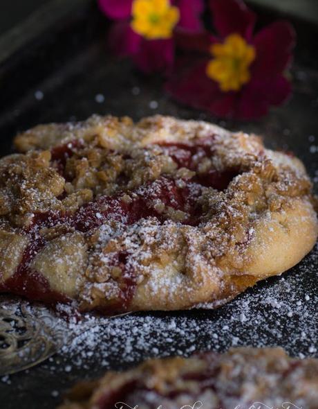 Erdbeer-Galettes mit Knuspertopping