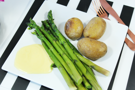 Grüner Spargel mit Ofen-Kartoffeln und Sauce Hollandaise