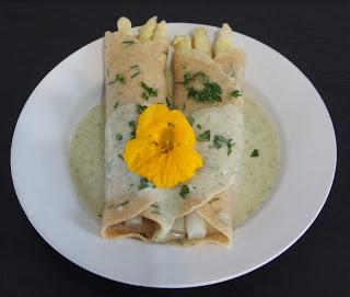 Crêpes mit Spargel gefüllt