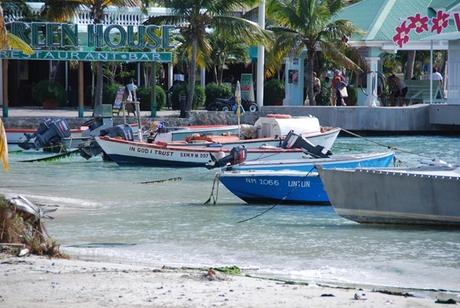 Strand-Saint-Martin-Boote-im-Meer-Karibik