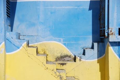 Saint-Martin-Karibik-Treppen-blau-gelb