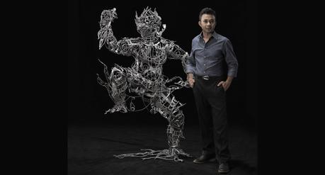 Banjerd Lekkong mit seiner Skulptur 