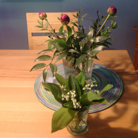 Friday-Flowerday – oder – Mai floral: Maiglöckchen und Pfingstrosen