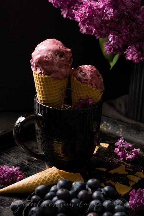 Eiscreme mit gebackenen Blaubeeren