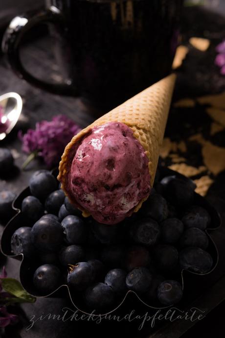 Eiscreme mit gebackenen Blaubeeren