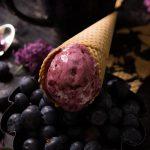 Eiscreme mit gebackenen Blaubeeren