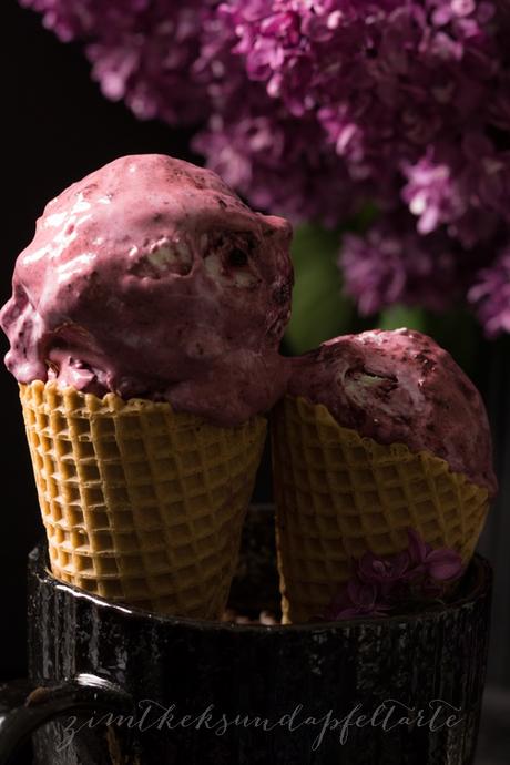 Eiscreme mit gebackenen Blaubeeren