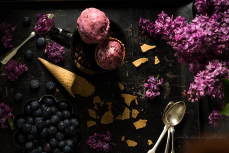 Eiscreme mit gebackenen Blaubeeren