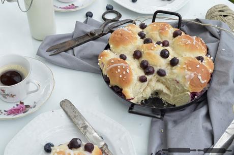 Blaubeer Hefebrioche mit Holunderglasur / Blueberry Brioches with Elderflower Glaze