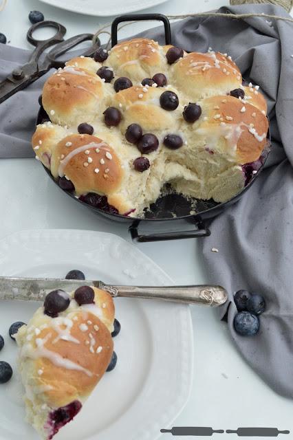 Blaubeer Hefebrioche mit Holunderglasur / Blueberry Brioches with Elderflower Glaze