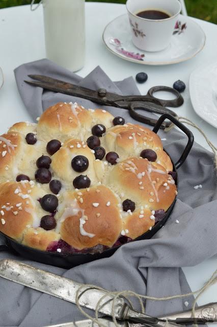 Blaubeer Hefebrioche mit Holunderglasur / Blueberry Brioches with Elderflower Glaze