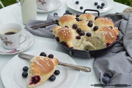 Blaubeer Hefebrioche mit Holunderglasur / Blueberry Brioches with Elderflower Glaze