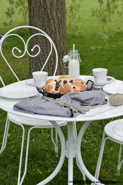 Blaubeer Hefebrioche mit Holunderglasur / Blueberry Brioches with Elderflower Glaze