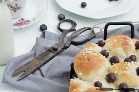 Blaubeer Hefebrioche mit Holunderglasur / Blueberry Brioches with Elderflower Glaze