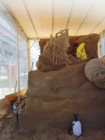 Warnemünde Sandskulptur Sindbad in Arbeit