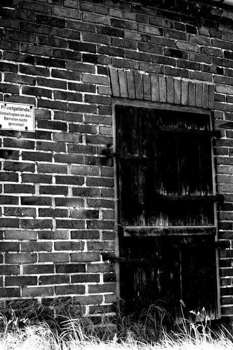 Blog + Fotografie by it's me! | fim.works | SchwarzWeissBlick No 13 | leerstehendes Backsteinhaus | Schild Privatgelände