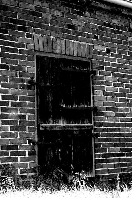 Blog + Fotografie by it's me! | fim.works | SchwarzWeissBlick No 13 | leerstehendes Backsteinhaus | verwitterte Holztür