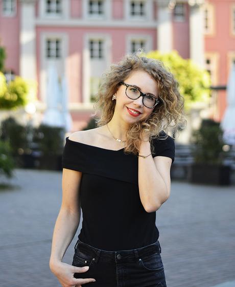 Outfit: Off Shoulder Shirt, Ripped Jeans & T-Strap Sandals