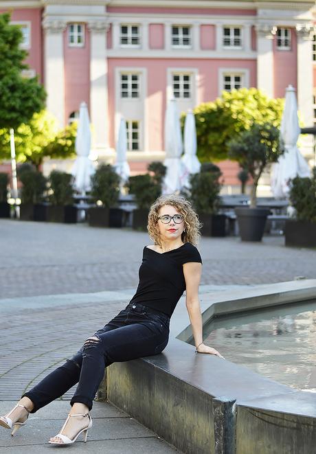 Outfit: Off Shoulder Shirt, Ripped Jeans & T-Strap Sandals