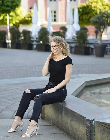 Outfit: Off Shoulder Shirt, Ripped Jeans & T-Strap Sandals