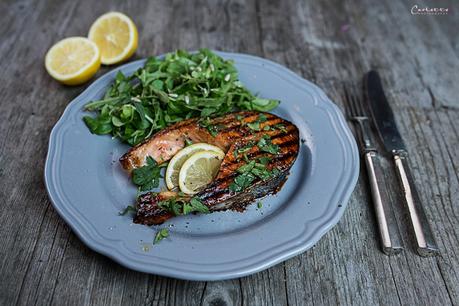 Gegrilltes Lachssteak in Honig Kümmel Marinade