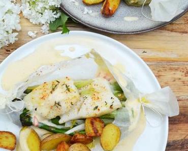 Lass dich einwickeln! Heilbutt en papillote mit Spargel, Ofenkartoffeln und Tomatensabayon