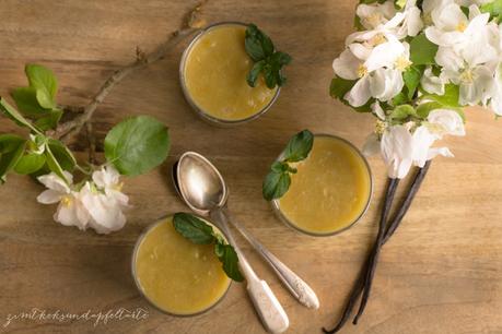 Hausgemachter Vanille-Pudding  mit Rhabarberkompott (Werbung)