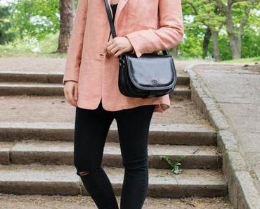 Outfit mit Lace Up Flats, Blazer und Destroyed Jeans