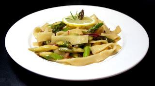 Spargel trifft Rosmarin und Zitrone