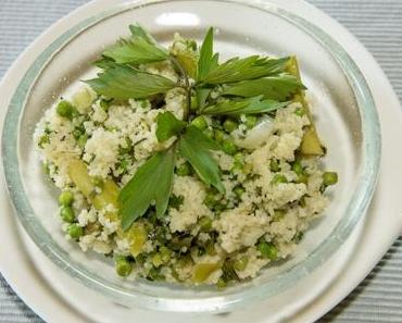 Kräuter-Couscoussalat mit grünem Spargel und Erbsen (vegan)