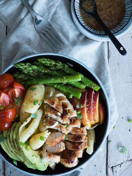 Pasta Salat Bowl mit Avocado, in Honig & Senf mariniertem Hähnchen Filet, grünem Spargel, Pfirsich und Tomaten