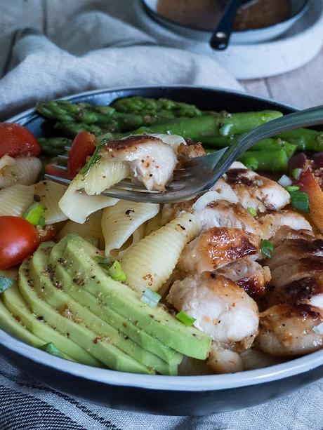 Pasta Salat Bowl mit Avocado, in Honig & Senf mariniertem Hähnchen Filet, grünem Spargel, Pfirsich und Tomaten