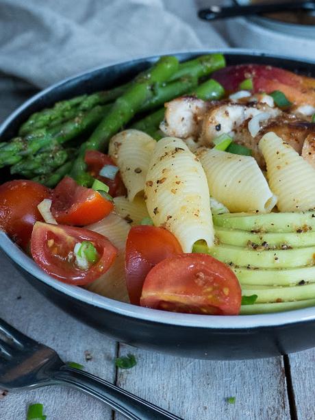 Pasta Salat Bowl mit Avocado, in Honig & Senf mariniertem Hähnchen Filet, grünem Spargel, Pfirsich und Tomaten