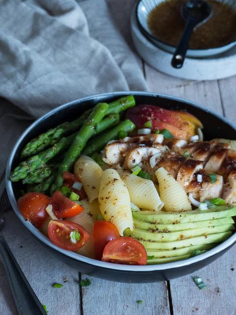 Pasta Salat Bowl mit Avocado, in Honig & Senf mariniertem Hähnchen Filet, grünem Spargel, Pfirsich und Tomaten