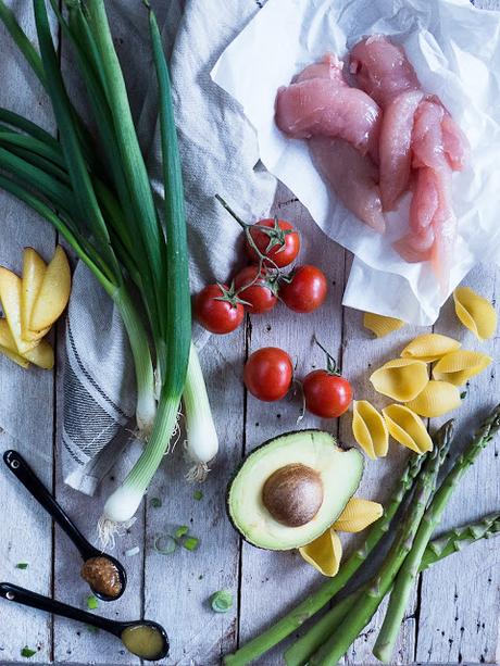 Pasta Salat Bowl mit Avocado, in Honig & Senf mariniertem Hähnchen Filet, grünem Spargel, Pfirsich und Tomaten