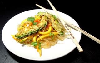 Glasnudelsalat mit Sesam-Avocadospalten (2P)