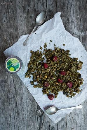 Matcha Granola mit Himbeeren
