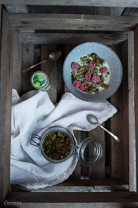 Matcha Granola mit Himbeeren