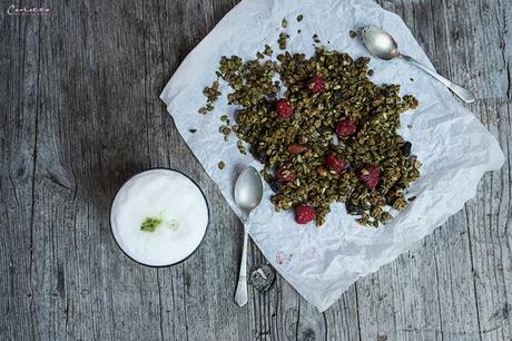 Matcha Granola mit Himbeeren