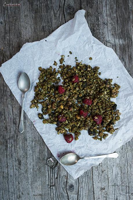 Matcha Granola mit Himbeeren