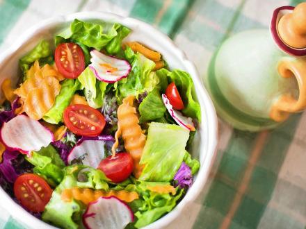 leckerer Salat mit Kombuchaessig abgemacht