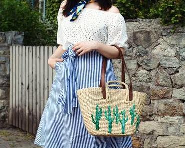 Outfit mit gestreiftem Midirock, Strohtasche und Off-Shoulder Top