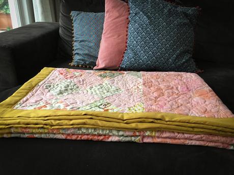 Gequiltete Patchworkdecke – meine neue rosafarbene Tagesdecke