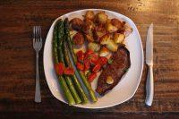 Dry aged Rumpsteak Rezept mit grünem Spargel und Parmesankartoffeln