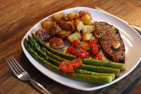 Dry aged Rumpsteak Rezept mit grünem Spargel und Parmesankartoffeln